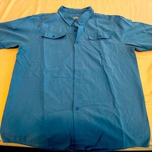 Never worn Mens UnderArmour Short Sleeve Button down. Size XL